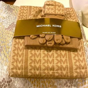 BN 3 Pieces Scarf🧣Hat and Gloves 🧤Michael Kors